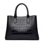 Dos entièrement lisse du sac noir façon croco, anses rondes dressées et base élargie