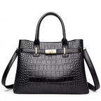 Sac à main structuré noir façon croco, de face, fermoir tournant doré et bandoulière fine