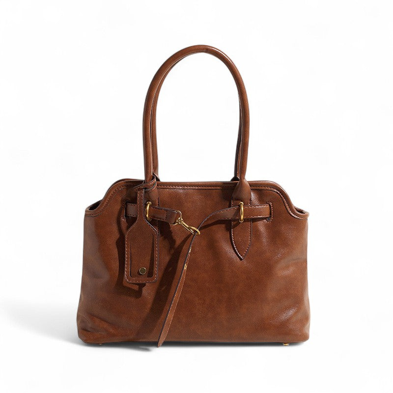 Grand cabas cognac en cuir végan lustré, vu de face, longues anses d'épaule et patte à boucle