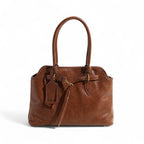 Grand cabas cognac en cuir végan lustré, vu de face, longues anses d'épaule et patte à boucle