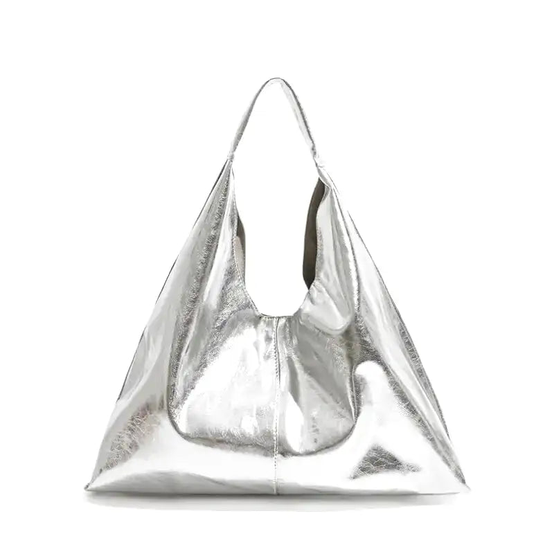 Argent métallisé et froissé pour ce grand hobo triangulaire à anse d'épaule, présenté de face