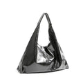 Hobo triangulaire en cuir végan ciré noir, anse d'épaule large et corps souple, vu de face