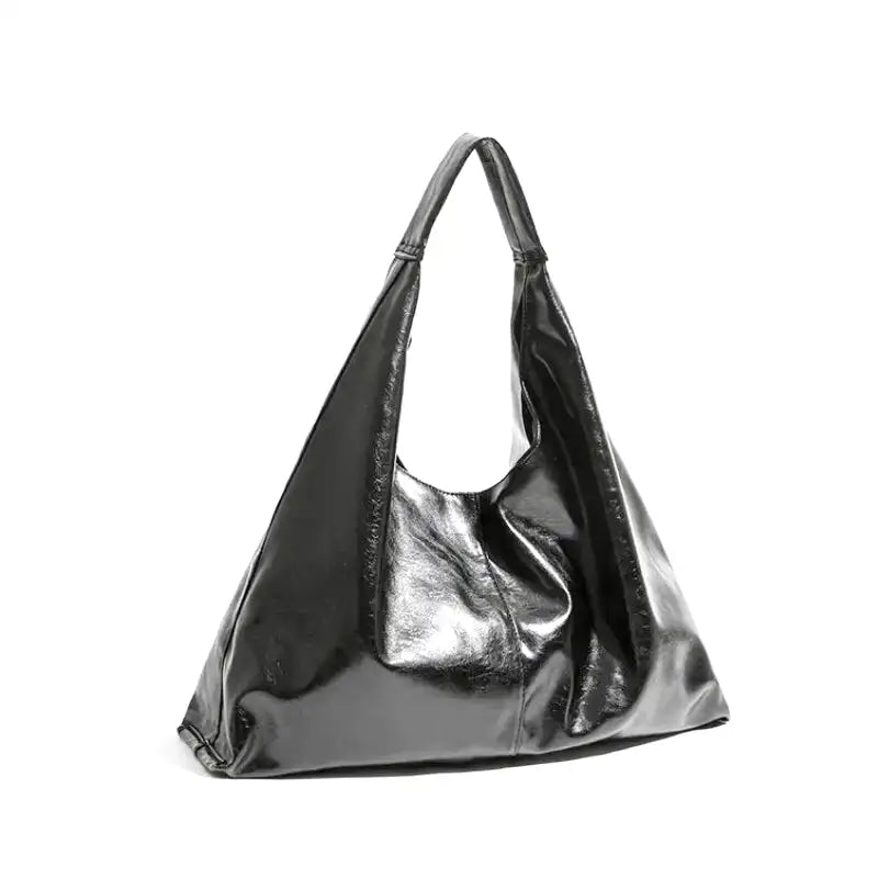 Hobo triangulaire en cuir végan ciré noir, anse d'épaule large et corps souple, vu de face