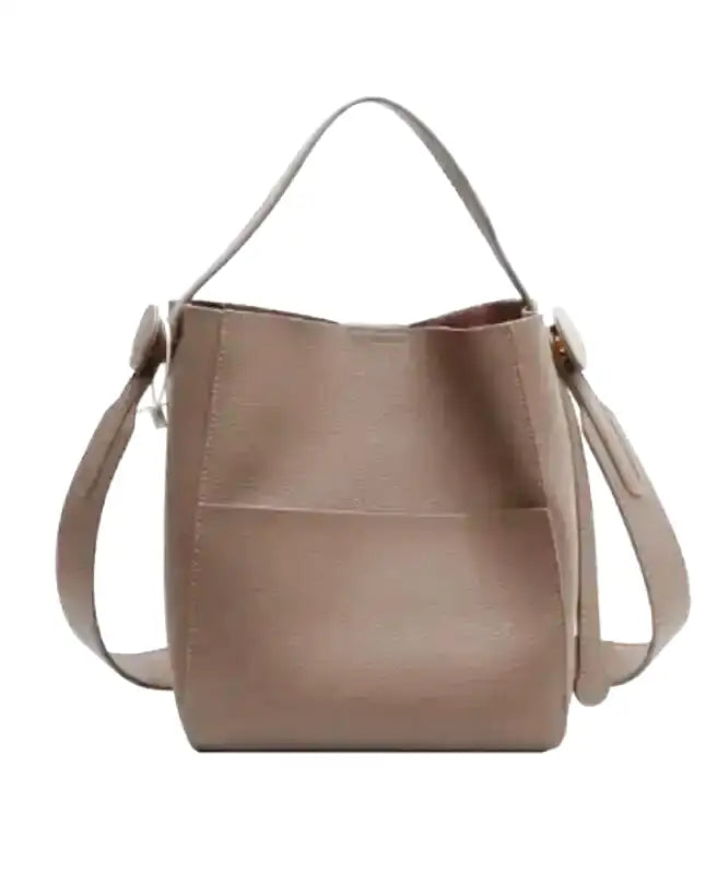 Seau taupe au cuir végan grainé, vu de face, bandoulière large passée dans des anneaux dorés