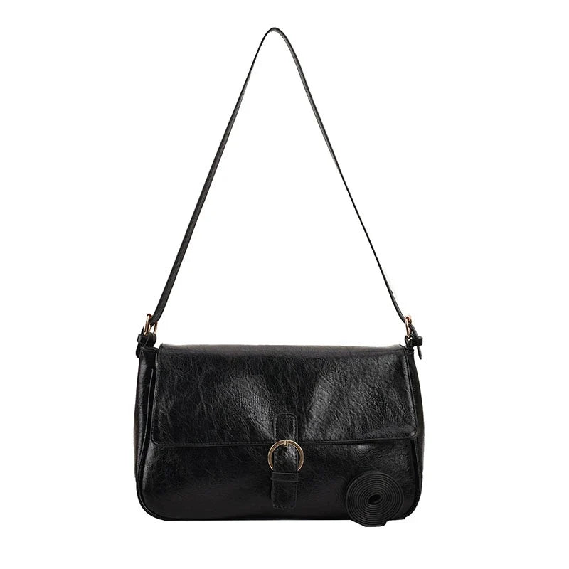 Besace à rabat en cuir végan noir, fermoir à boucle ronde dorée et longue bandoulière réglable