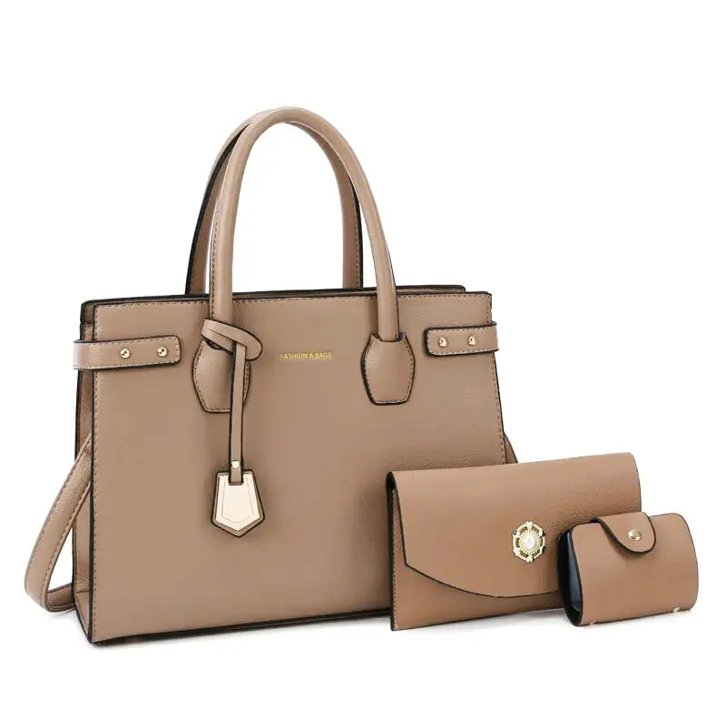 Cuir végan grainé taupe sur ce sac trapèze de face, ceinturon clouté et pochettes assorties