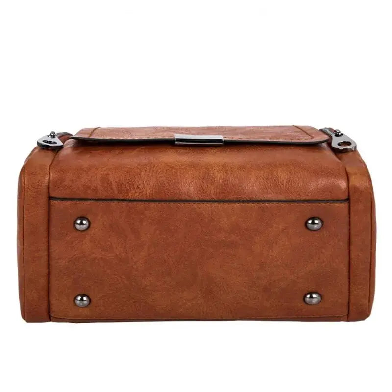 Fond du sac cognac, clous de protection aux quatre angles et surpiqûre périphérique