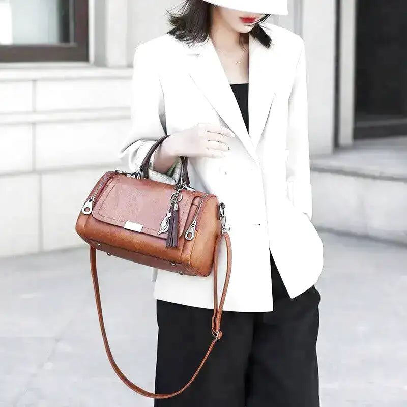Silhouette en blazer blanc et pantalon noir tenant le petit boston cognac à la main