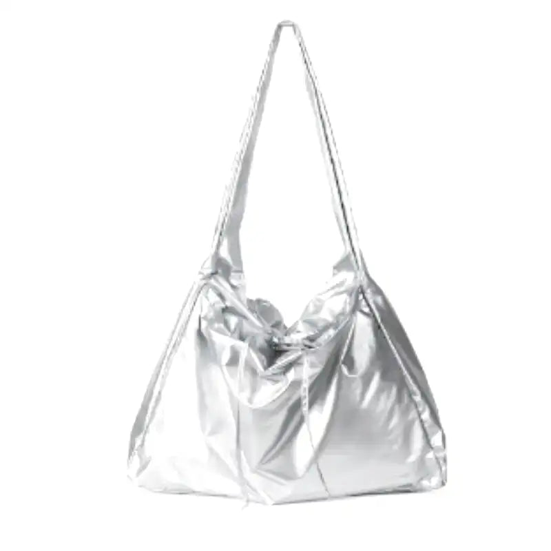 Argent métallisé et matière brillante, ce hobo souple est vu de face avec sa large anse d'épaule
