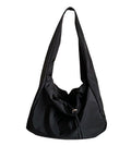 Sac hobo en nylon noir froissé, anse unique large, silhouette souple et fronces resserrées au fond