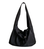Sac hobo en nylon noir froissé, anse unique large, silhouette souple et fronces resserrées au fond