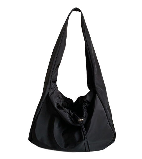 Sac hobo en nylon noir froissé, anse unique large, silhouette souple et fronces resserrées au fond