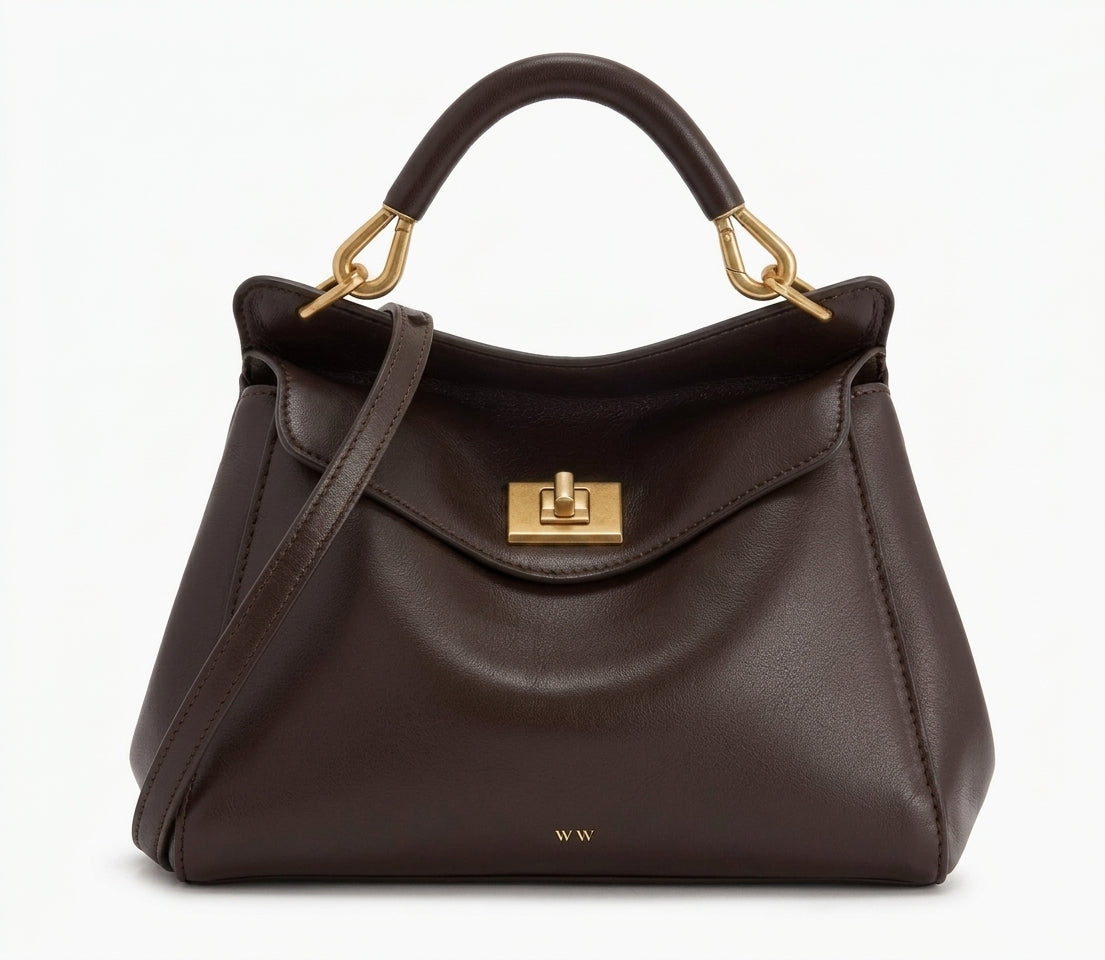 Brun chocolat, ce sac à main souple à rabat montre son fermoir tourniquet doré, de face