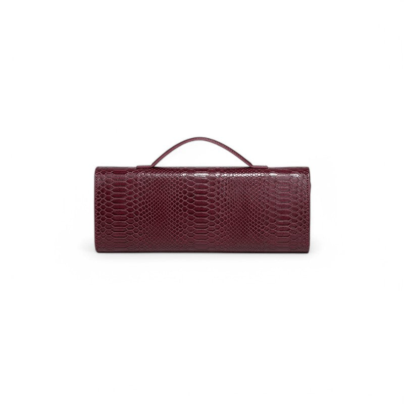 Dos lisse de la pochette bordeaux gaufrée croco, sans fermoir, poignée plate repliée sur le dessus