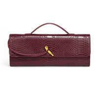 Pochette longue en cuir végan façon croco bordeaux, de face, anse plate et fermoir doré torsadé