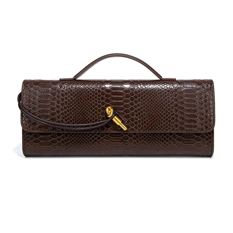 Café très foncé aux reflets bruns, pochette longue de face, anse plate et fermoir doré au centre
