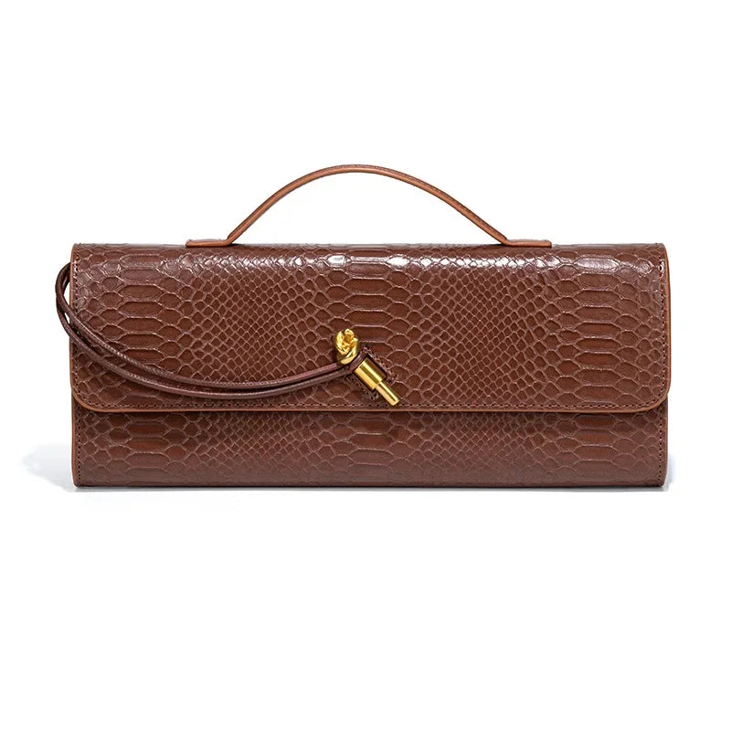 Marron roux lustré à écailles gaufrées, pochette allongée de face, poignée fine et fermoir doré