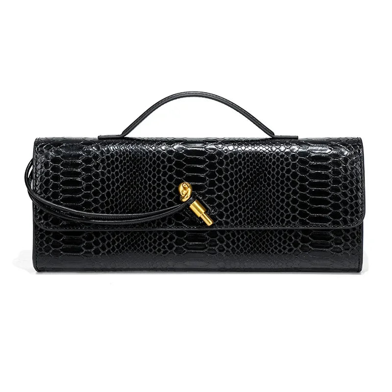 Noir verni au grain croco pour cette pochette longue vue de face, anse plate et fermoir doré