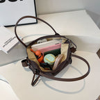 Contenu du sac ouvert : ordinateur portable, trousse, boîte-repas et petits accessoires