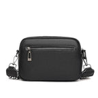 Dos du sac noir avec sa poche zippée horizontale et ses mousquetons en métal sombre