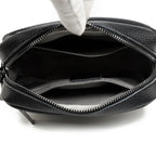 Ouvert par sa glissière, l'intérieur gris du sac dévoile une poche plate et un fond souple