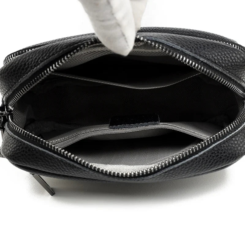 Ouvert par sa glissière, l'intérieur gris du sac dévoile une poche plate et un fond souple