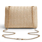 Dos uni de la pochette beige, tressage en épi vertical et chaîne dorée retombant au sol