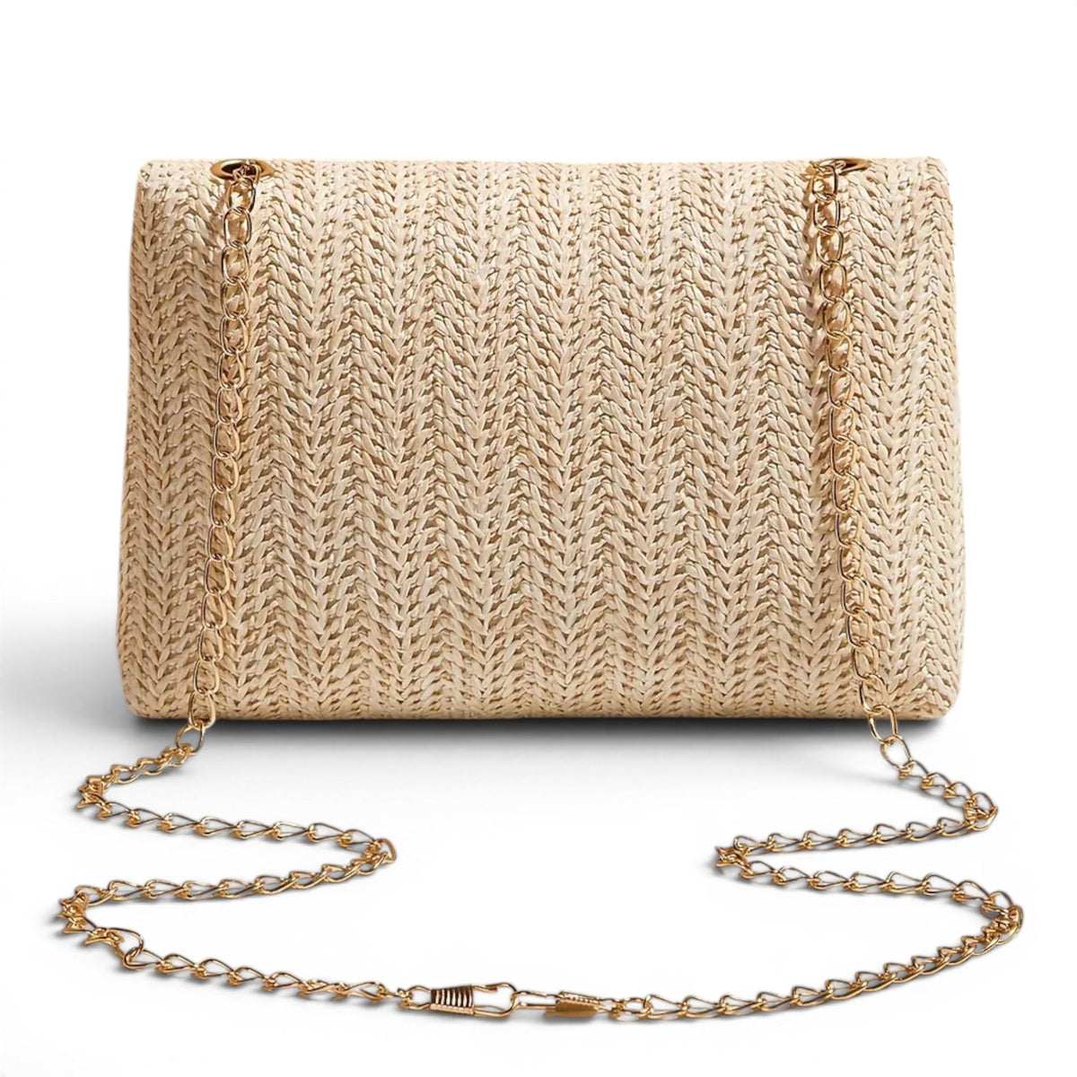 Dos uni de la pochette beige, tressage en épi vertical et chaîne dorée retombant au sol