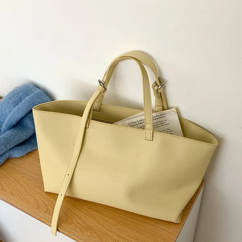 Jaune pâle posé de trois quarts sur un plateau en bois, quelques feuilles dépassent du sac