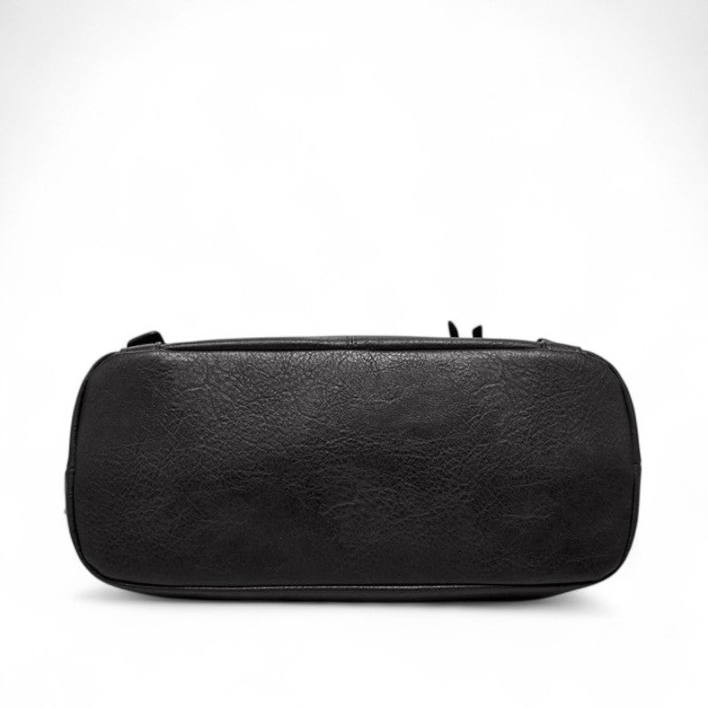Pochette noire assortie, format plat allongé, fermeture à glissière discrète le long du dessus