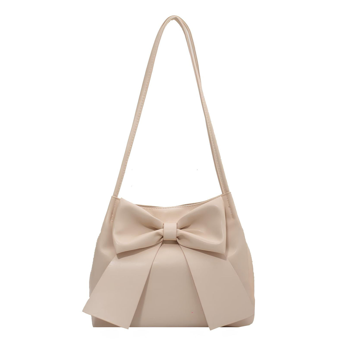 Nœud surdimensionné sur ce sac seau écru en cuir végan souple, longue bandoulière fine
