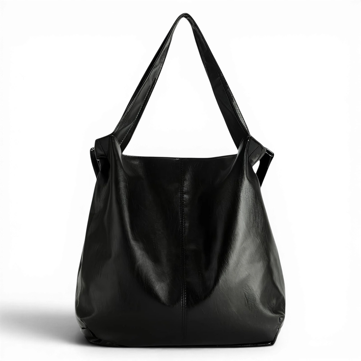 Grand cabas hobo en cuir végan noir brillant, détouré sur fond sombre, anses larges et souples