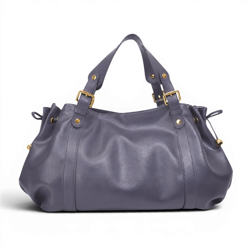 Gris parme lumineux, le sac plissé présente ses anses à boucles dorées et ses cordons latéraux