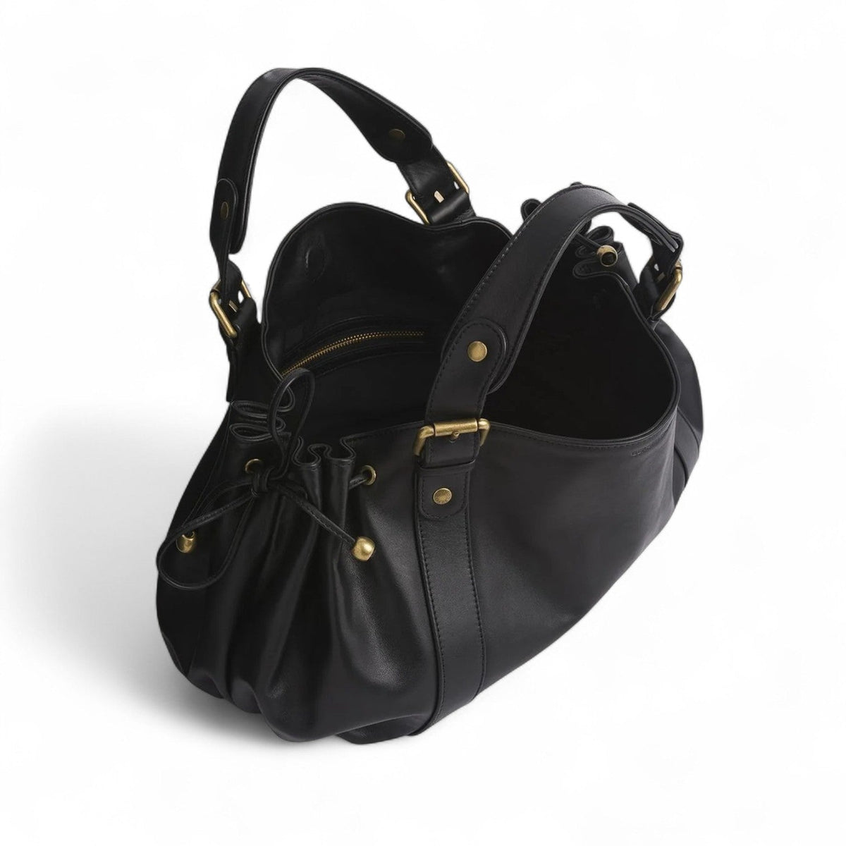Basculé sur le côté, le sac noir laisse voir son ouverture, sa poche zippée et son cordon