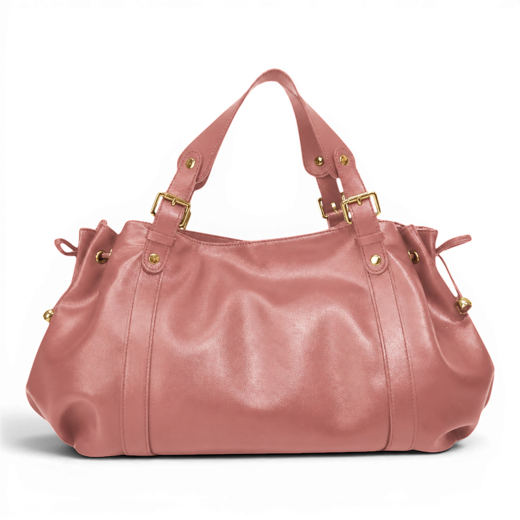 Vieux rose poudré, le sac d'épaule montre ses plis souples et ses boucles dorées sur fond noir