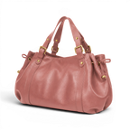 Rose délicat et cuir végan satiné, le sac est vu de trois quarts, cordons de serrage pendants