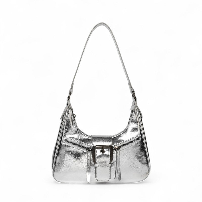 Argent métallisé froissé, ce sac croissant de face capte la lumière sur toute sa surface