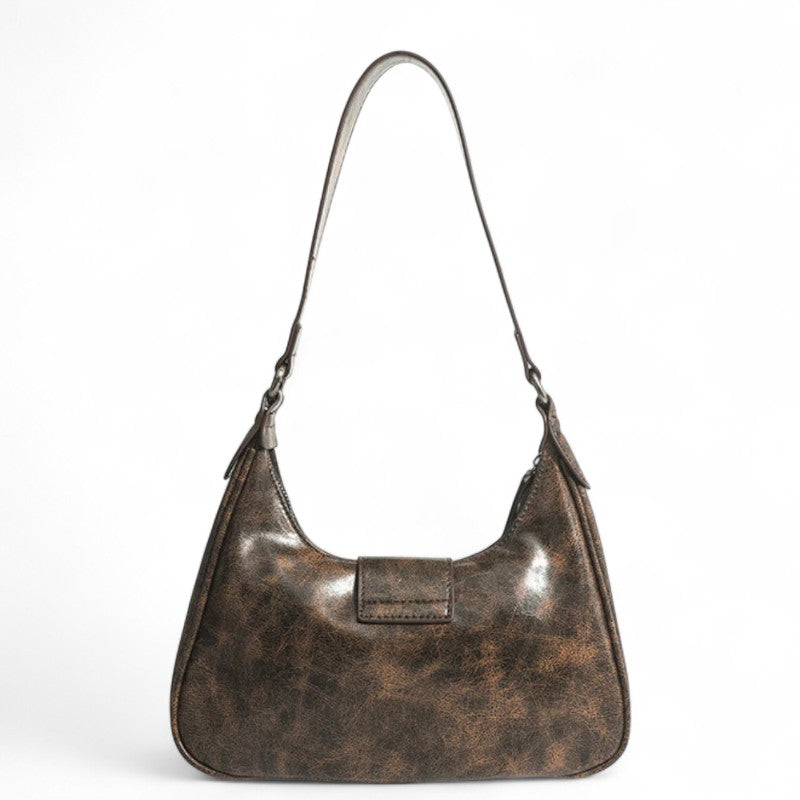 Dos lisse du sac croissant brun patiné, simple patte de cuir végan et anse fine réglable