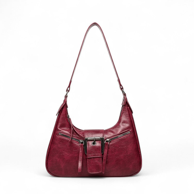 Rouge bordeaux craquelé, le hobo de face aligne sa poche à boucle et ses deux glissières
