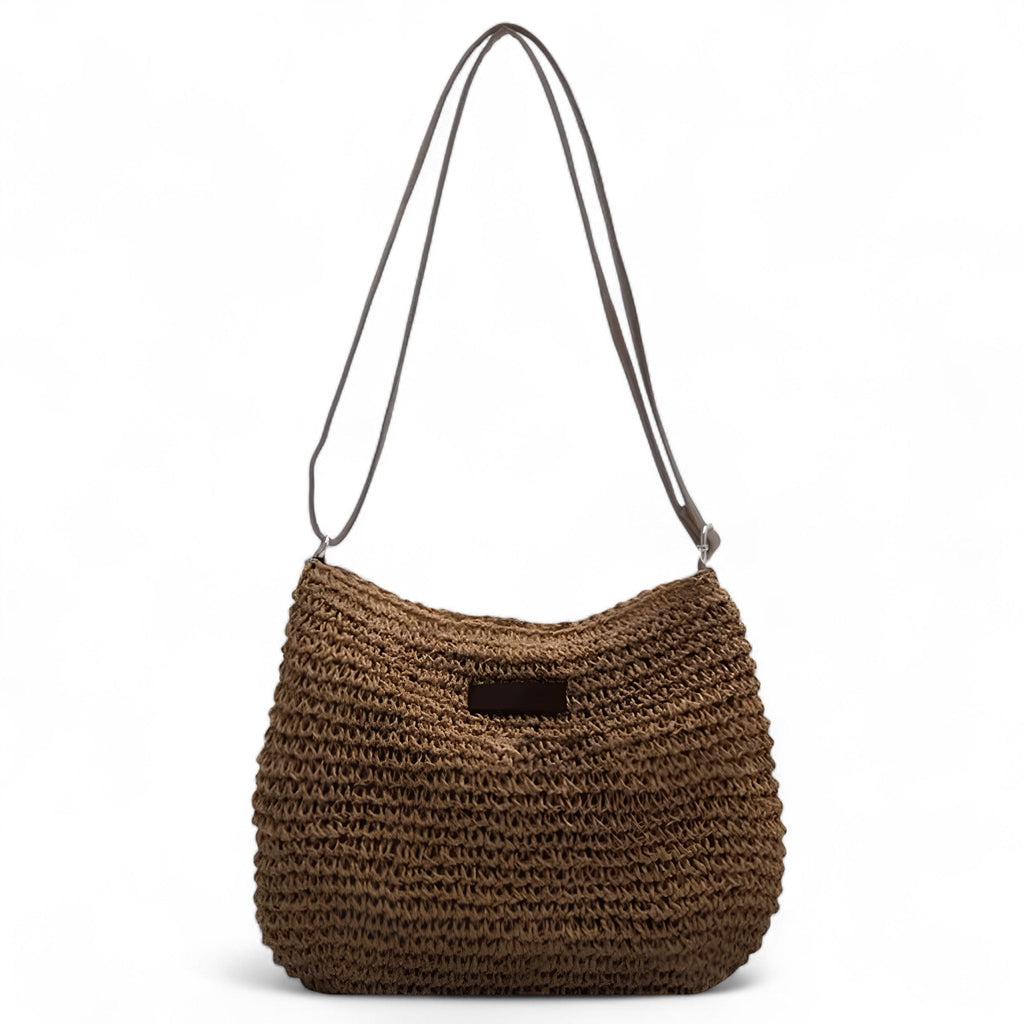 Sac seau en paille crochetée brun foncé, bandoulière fine réglable et petite étiquette cousue