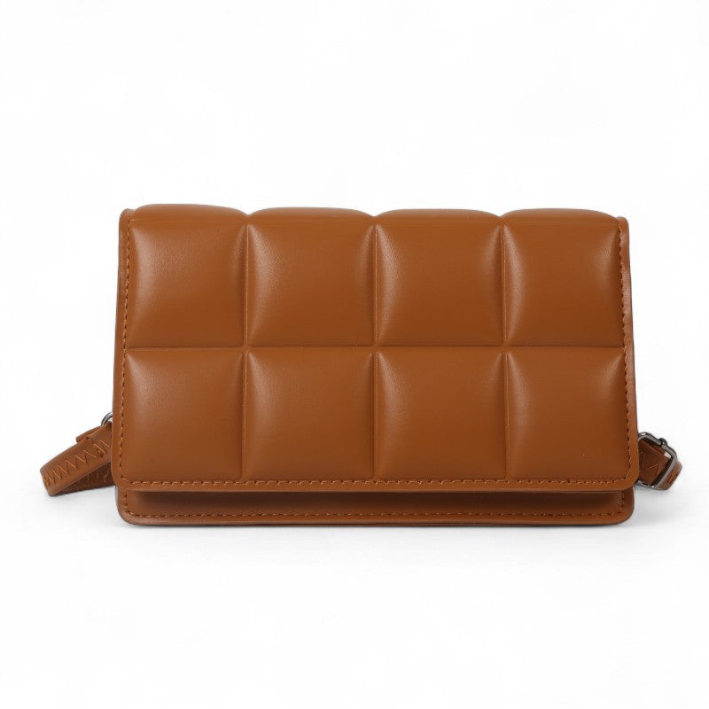 Format plat et rembourré en cuir végan cognac, damier de coussins et sangle amovible sur le côté