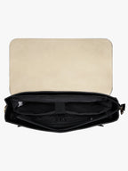 Compartiments intérieurs noirs révélés par le rabat écru grand ouvert, séparateurs souples