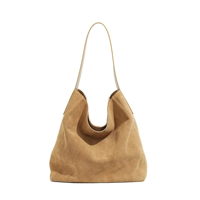 Camel clair et velouté, le hobo souple s'évase vers une base plate, longue anse d'épaule