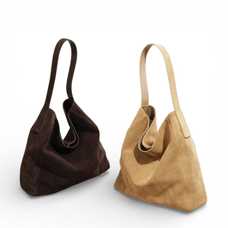 Deux coloris côte à côte, chocolat et camel, pour ce sac en suédine à l'allure décontractée