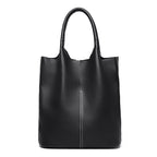 Tote vertical noir en cuir végan grainé, pris de face, anses rondes et surpiqûre centrale nette