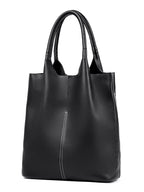 Cuir grainé noir sur ce tote en trois quarts, ouverture large sans fermeture et base souple
