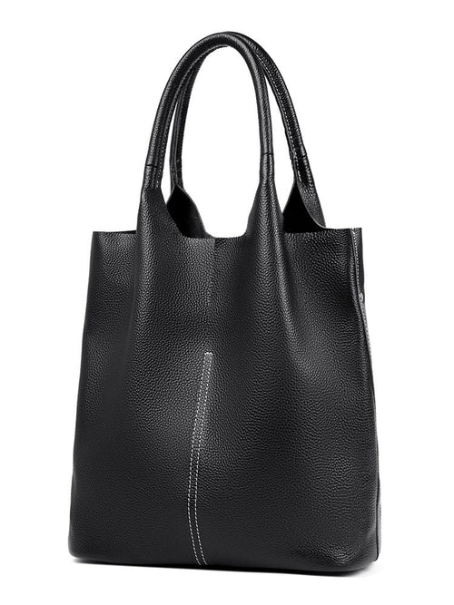 Cuir grainé noir sur ce tote en trois quarts, ouverture large sans fermeture et base souple