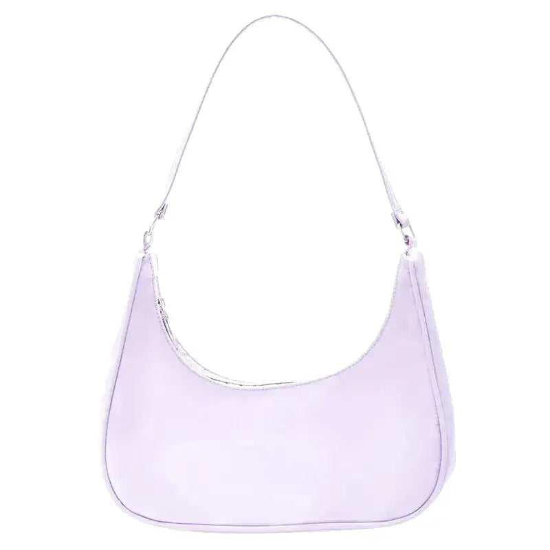 Lilas pastel, le petit sac demi-lune montre son anse ajustable et sa glissière latérale
