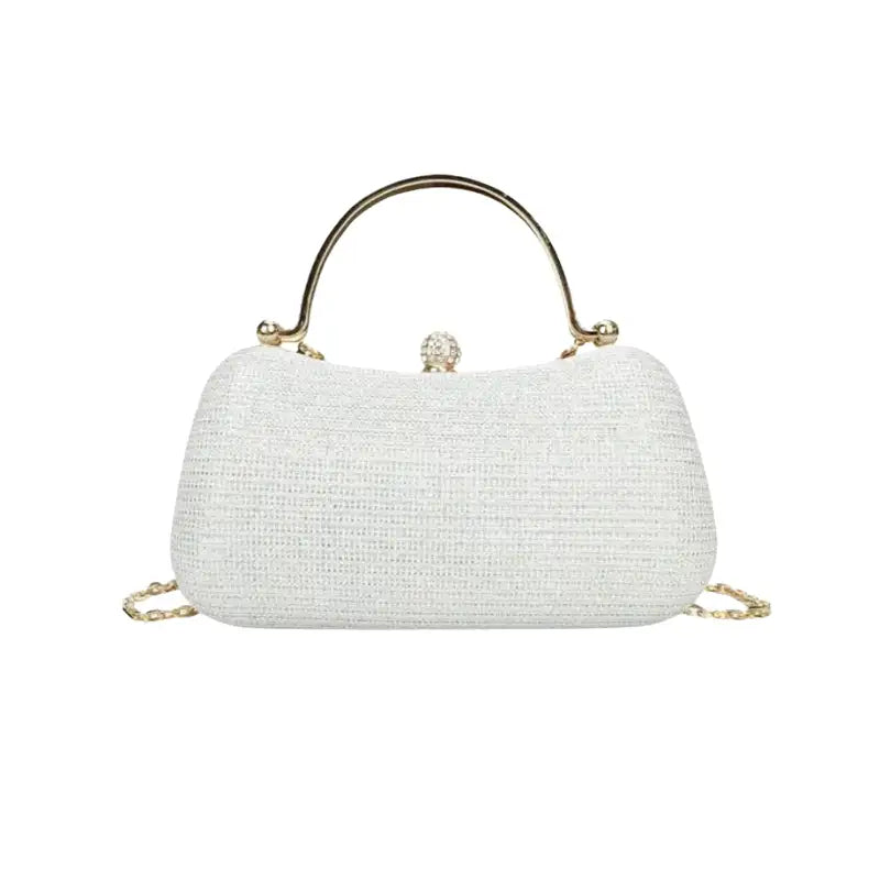 Pochette de soirée argentée à maille scintillante, chaînette dorée et cadre métal, de face