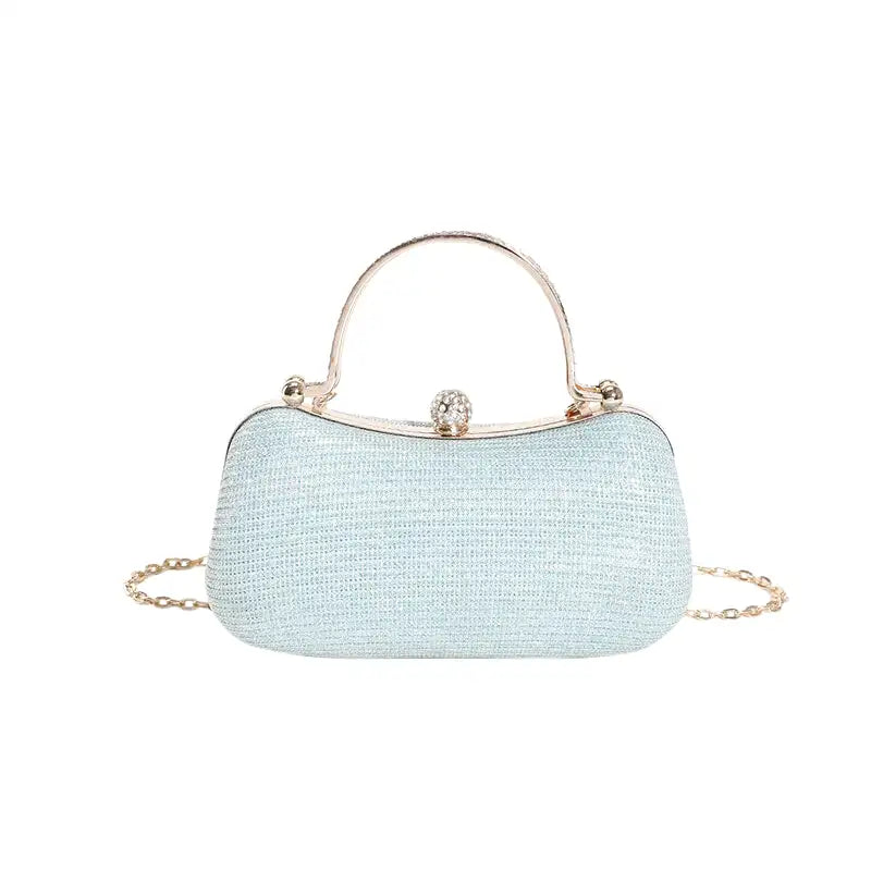 Bleu ciel pâle et paillettes fines sur cette minaudière de face, anse rigide dorée